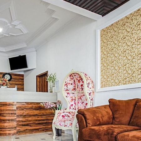 Oyo 90221 Makarim Guest House Syariah Пангкалан Бун Екстериор снимка