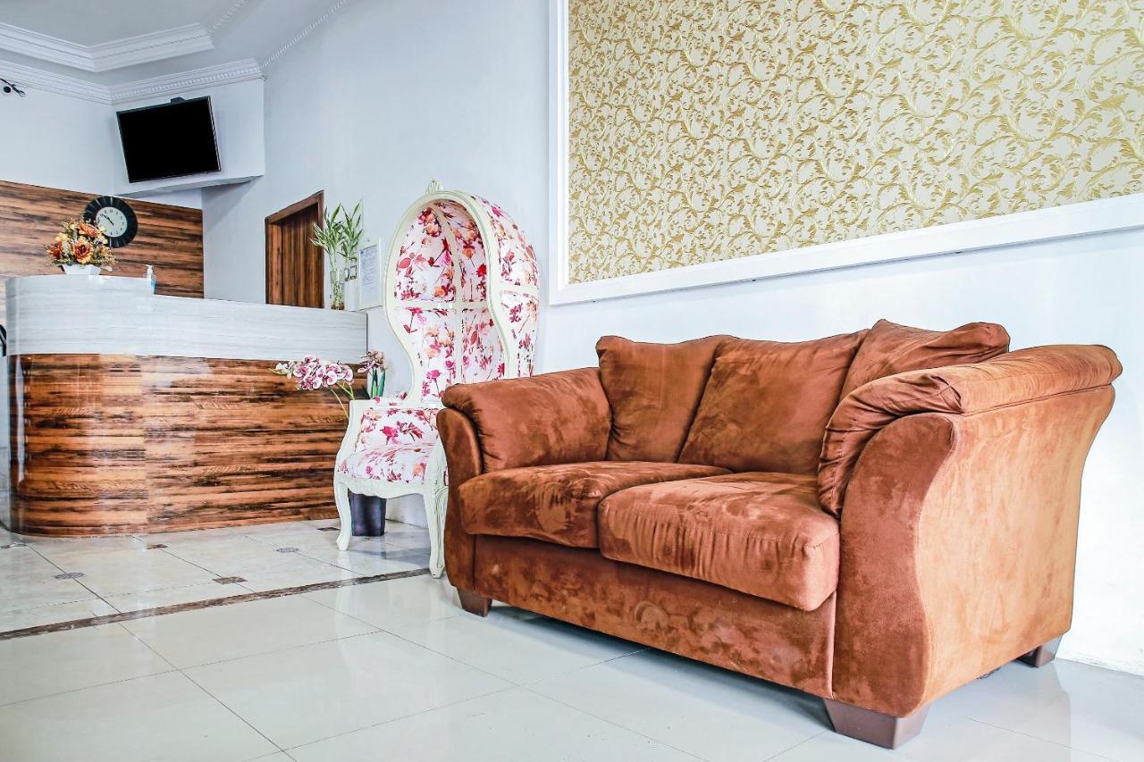 Oyo 90221 Makarim Guest House Syariah Пангкалан Бун Екстериор снимка