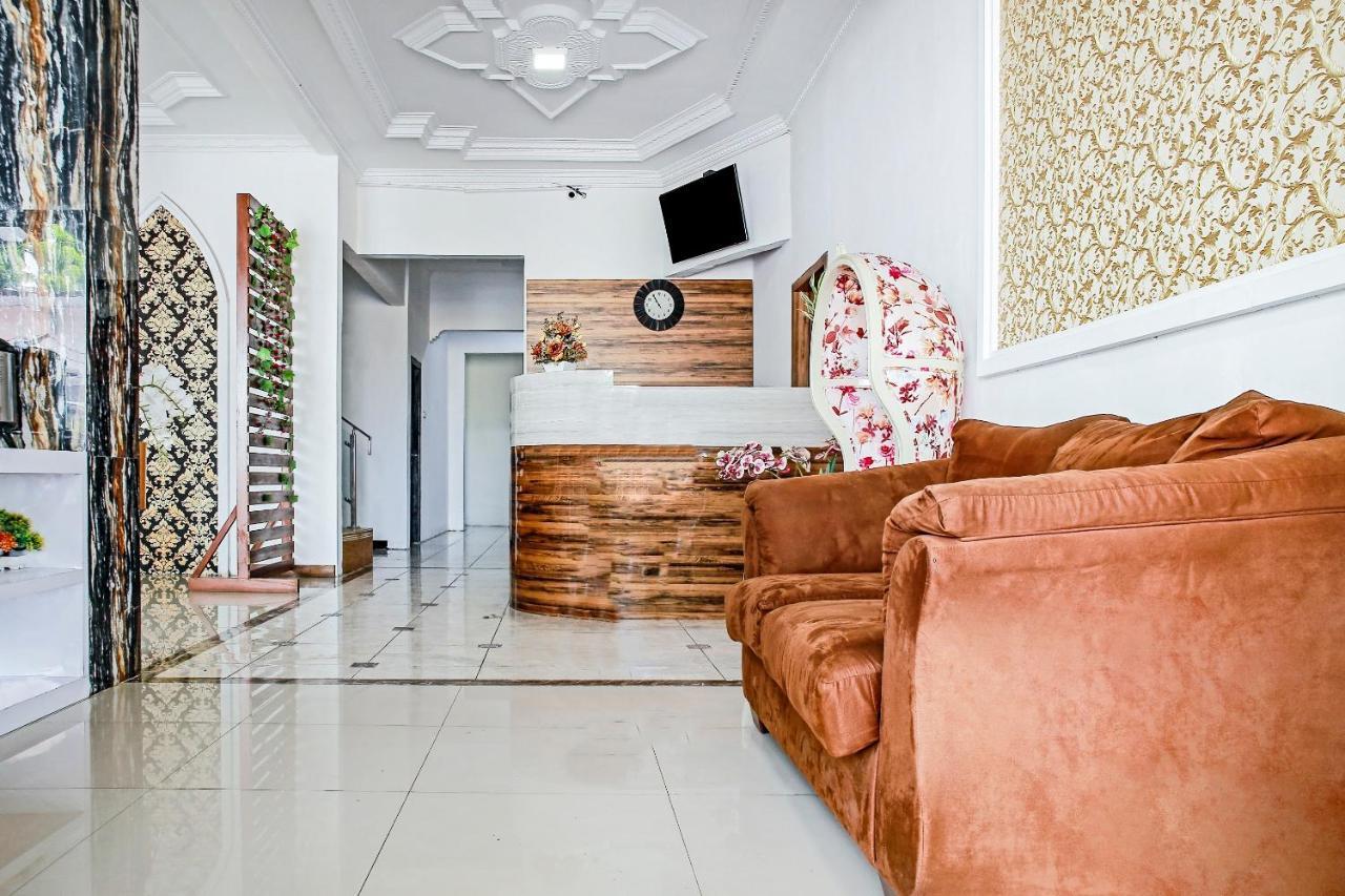 Oyo 90221 Makarim Guest House Syariah Пангкалан Бун Екстериор снимка