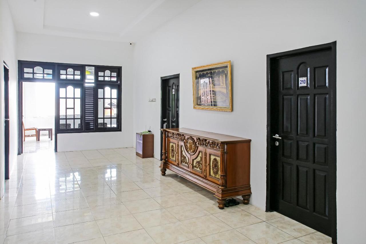 Oyo 90221 Makarim Guest House Syariah Пангкалан Бун Екстериор снимка