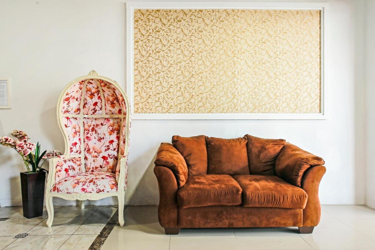 Oyo 90221 Makarim Guest House Syariah Пангкалан Бун Екстериор снимка