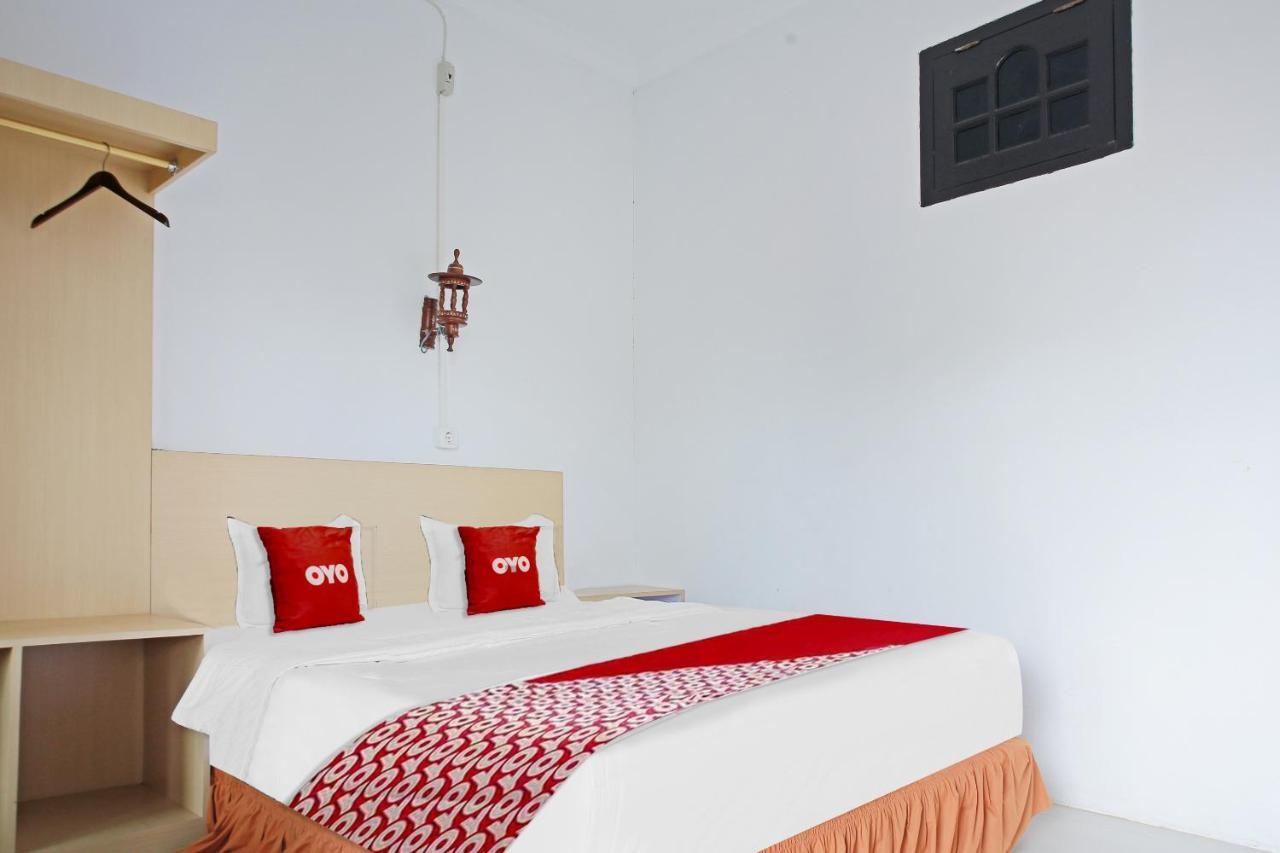 Oyo 90221 Makarim Guest House Syariah Пангкалан Бун Екстериор снимка