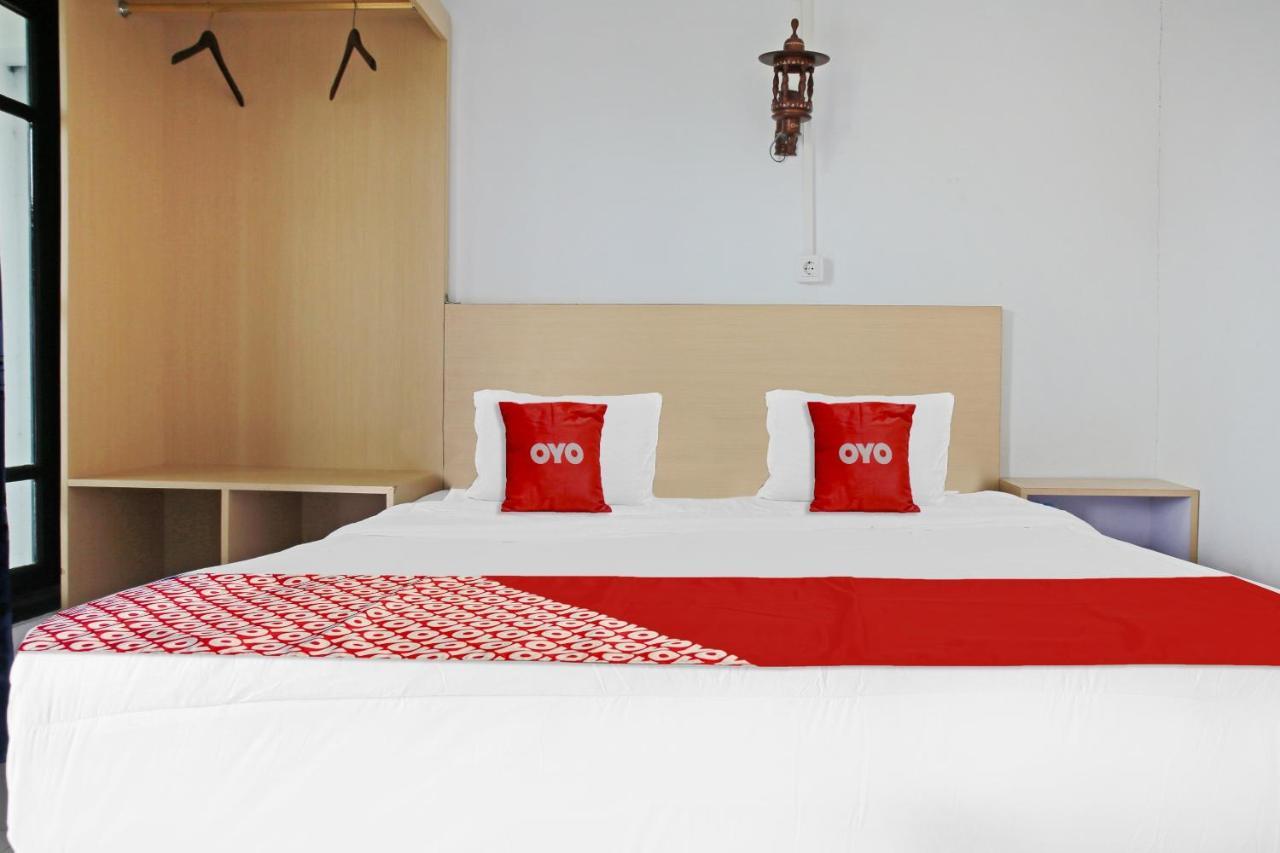 Oyo 90221 Makarim Guest House Syariah Пангкалан Бун Екстериор снимка