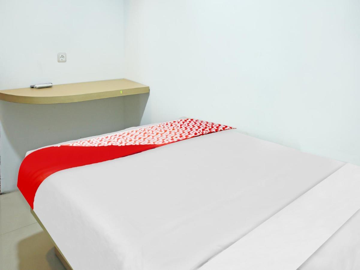 Oyo 90221 Makarim Guest House Syariah Пангкалан Бун Екстериор снимка