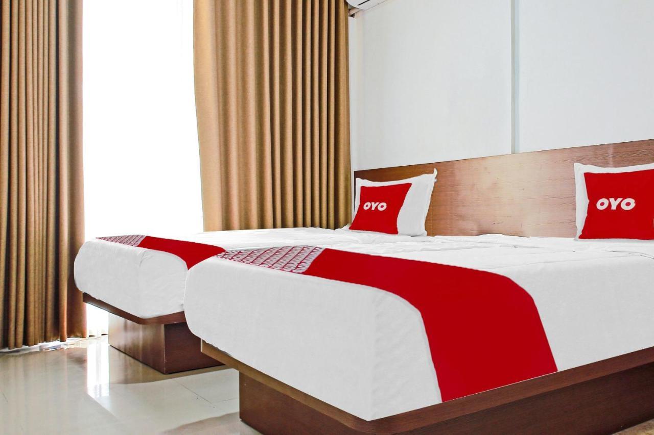 Oyo 90221 Makarim Guest House Syariah Пангкалан Бун Екстериор снимка