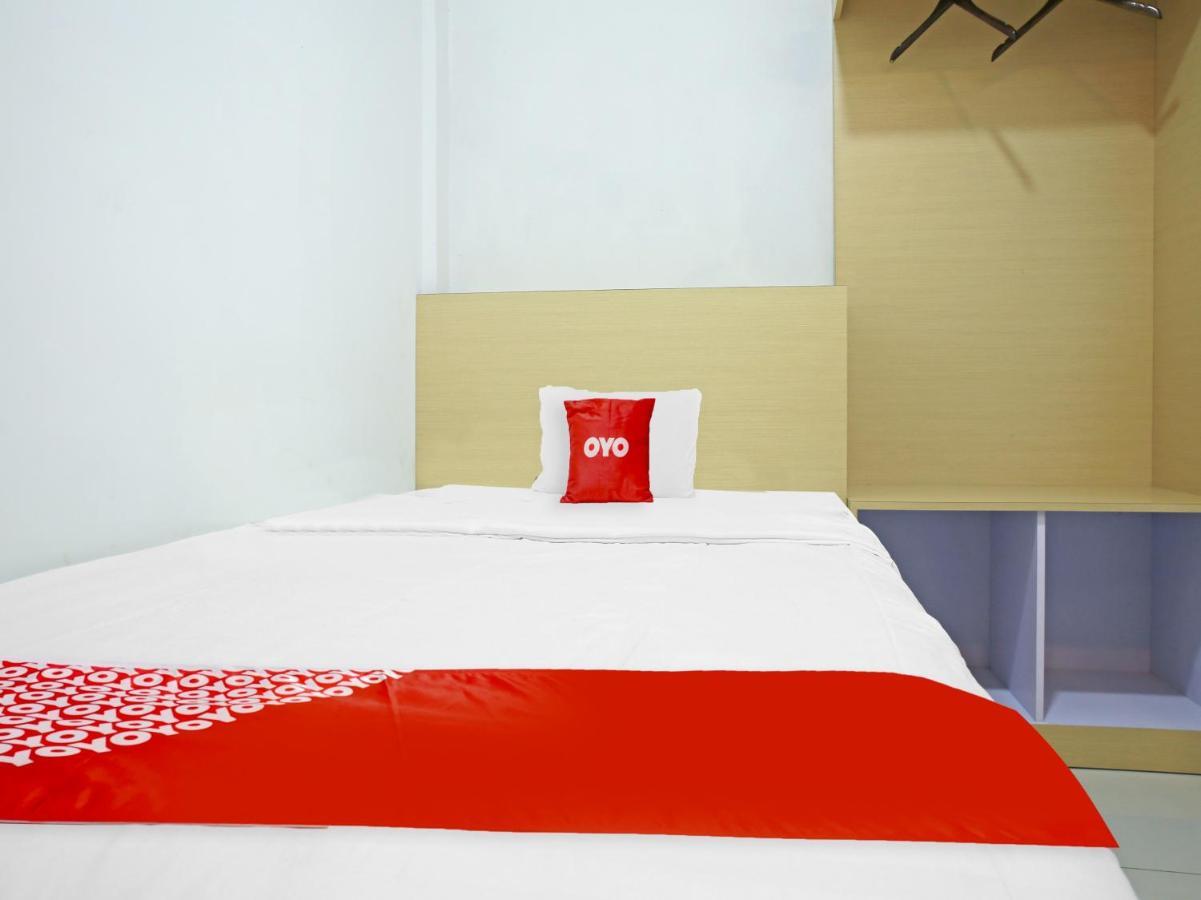 Oyo 90221 Makarim Guest House Syariah Пангкалан Бун Екстериор снимка