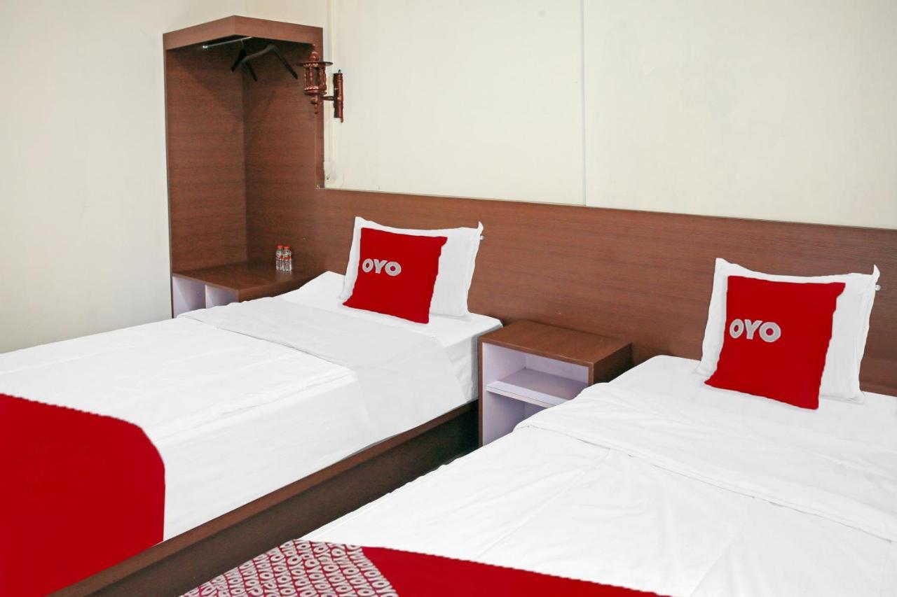 Oyo 90221 Makarim Guest House Syariah Пангкалан Бун Екстериор снимка
